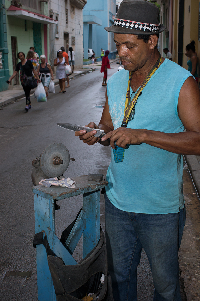 Havana, Habana, Habana Vieja, Havana Vieja, Cuba, Old Havana, tool sharpening, grinder, fedora, Michael Ast