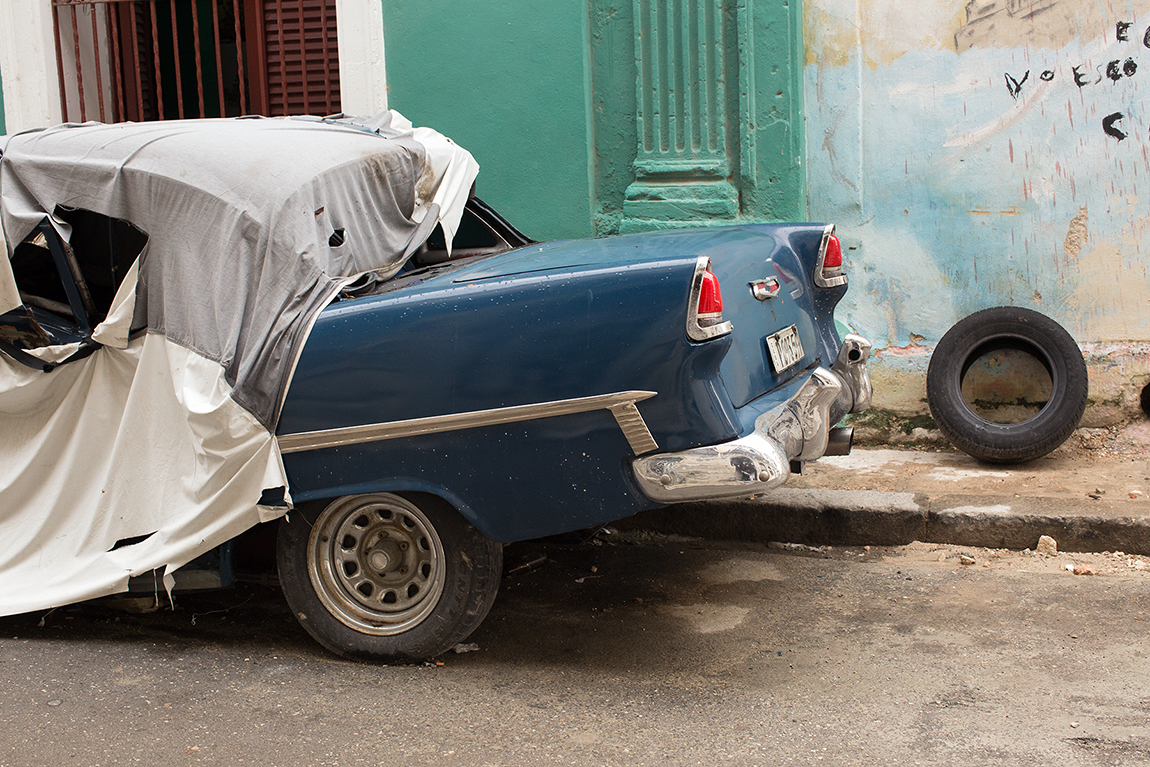 Habana, Havana, Havana vieja, Habana Vieja, retro car, Chevrolet, Chevy, broke down, Cuba, 50's, spare tire, Michael Ast